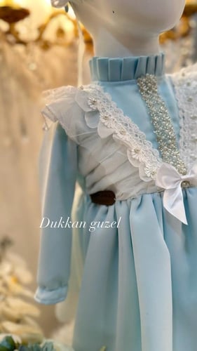 فستان مزين باللؤلؤ و الكرستال مع الريش + قبعة فرنس...