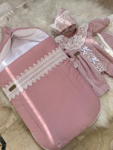 طقم بناتي مكون من (مفرش مواليد + لفة + فستان + قبع...