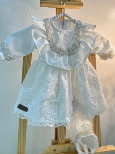 مدس بالكريستال + فستان مزين بالكريستال واللؤلؤ + ق...