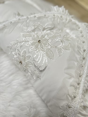 طقم مكون من مدس + افرول مولوده مقاس من 0-3 + قبعة...