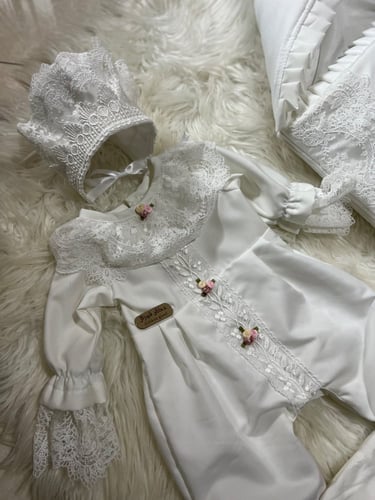 مدس +لفة مواليد + افرول مقاس من 0-3 + قبعة فرنسية