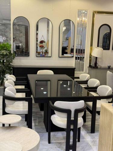 طاولة طعام 8 كراسي مع البوفيه