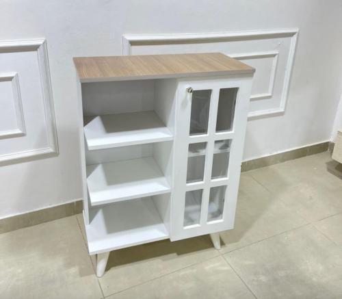 ركن كوفي باب مع رفين