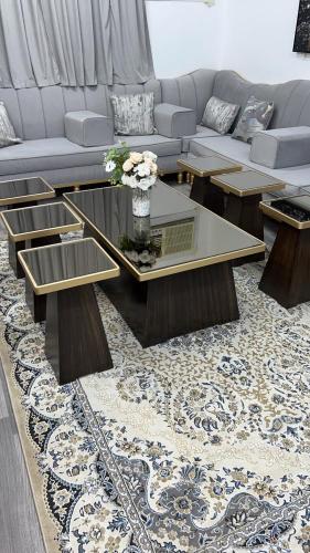 طقم طاولات 7 قطع سطح زجاج بني مراية