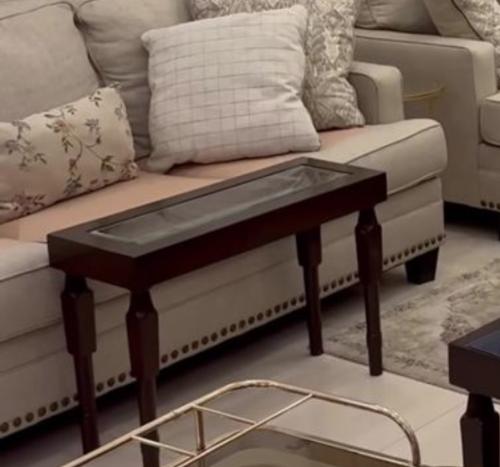 طاوله خدمه مفرد بني محروق زجاج بني شفاف