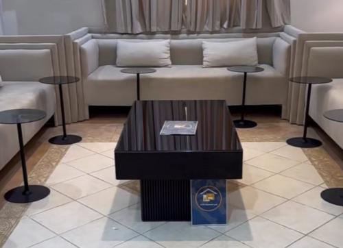 طقم طاولات 7قطع. اسود مطفي. زجاج اسود شفاف