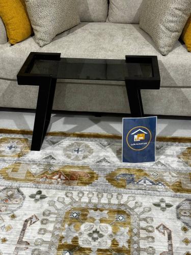 طاوله خدمه الهبة سطح زجاج اسود شفاف قاعده اسود