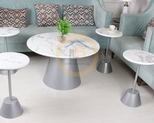 طقم طاولة لون فضي مع 4 طاولات صغيرة خدمة بسطح خشب...