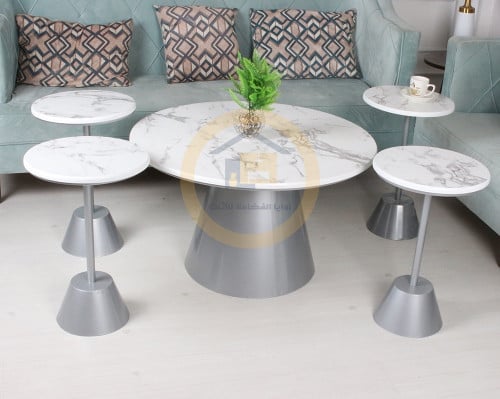 طقم طاولة لون فضي مع 4 طاولات صغيرة خدمة بسطح خشب...