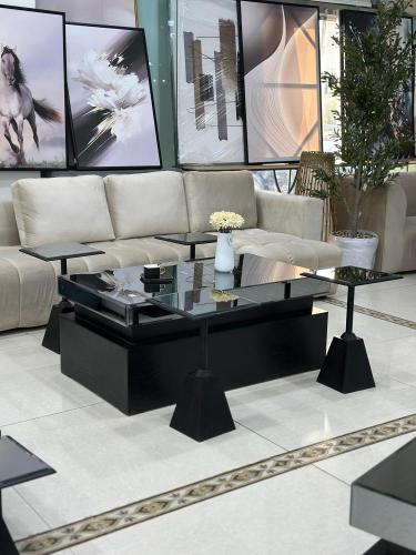 طقم طاولة ضيافة سنديان مع 4 خدمة لون اسود موديل عص...