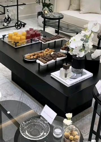 طاولة مع اربعه خدمه