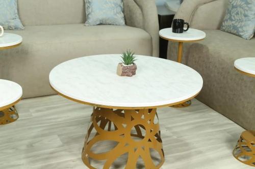 طقم طاولة 5 قطع حديد ليزر مع سطح خشب شبيه الرخام