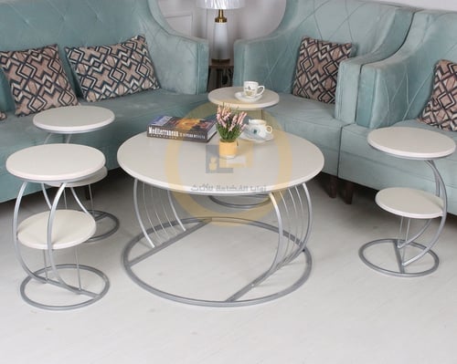 طقم طاولة لون فضي مع 4 طاولات صغيرة خدمة بسطح خشب...