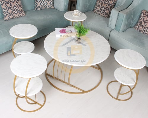 طقم طاولة لون ذهبي مع 4 طاولات صغيرة خدمة بسطح خشب...