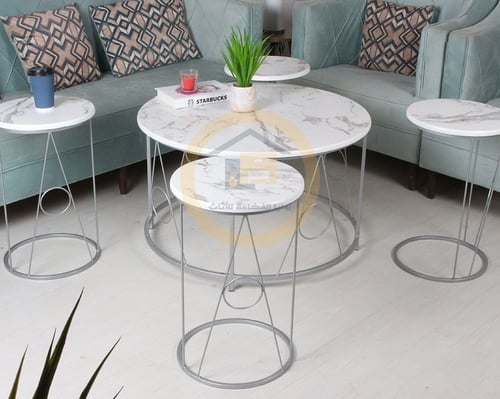 طقم طاولة لون فضي مع 4 طاولات صغيرة خدمة بسطح خشب...