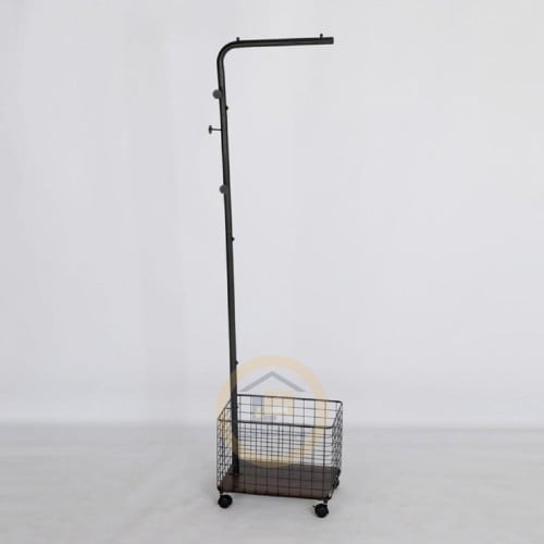 علاق ملابس مع سلة