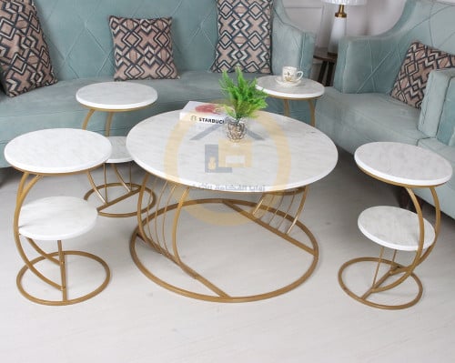 طقم طاولة لون ذهبي مع 4 طاولات صغيرة خدمة بسطح خشب...