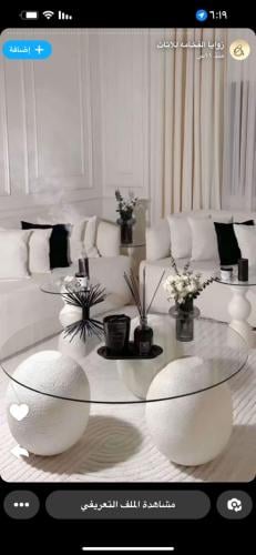 طاولة كور مع حبتين خدمه