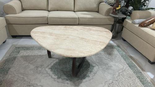 طاولة ضيافة بتصميم رخامي أنيق