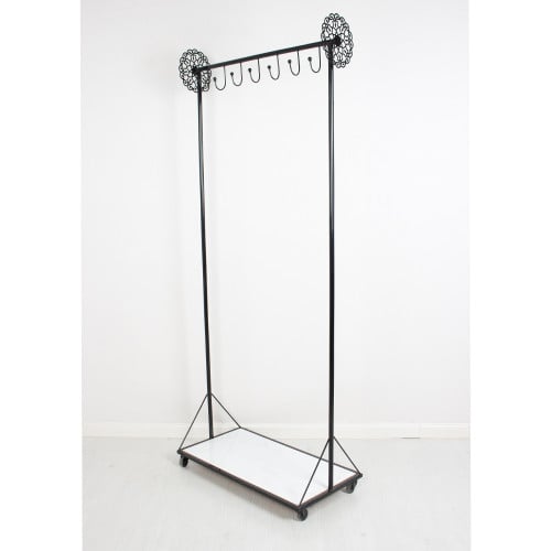 رف معدني لون أسود بتصميم مبتكر لعرض الملابس