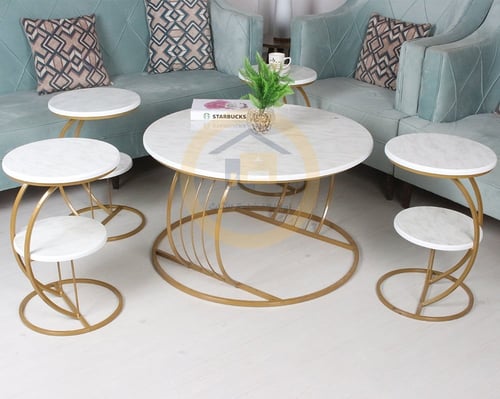 طقم طاولة لون ذهبي مع 4 طاولات صغيرة خدمة بسطح خشب...