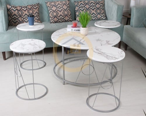 طقم طاولة لون فضي مع 4 طاولات صغيرة خدمة بسطح خشب...