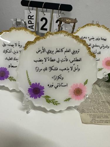 درع تذكاري تصميم مميز بالورد وورق الذهب من الريزن...