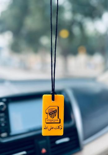 تعليقة سيارة بتصميم انيق بشعار الإتحاد مع عبارة إس...