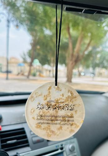 تعليقة سيارة وجه واحد مدمجة بورق الذهب بتصميم انيق...