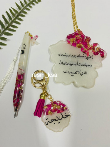 تعليقة سيارة وجهين وميدالية مفاتيح وقلم بالورد الم...