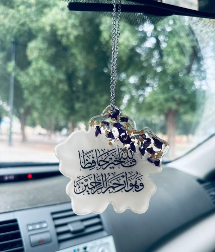 تعليقة سيارة انيقة وجهين بتصميم انيق من الريزن الف...