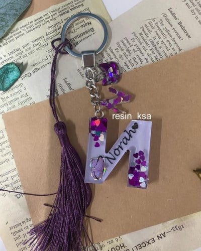 ميدالية مفاتيح حرف كبير مع حرف صغير مزين بزخارف عل...