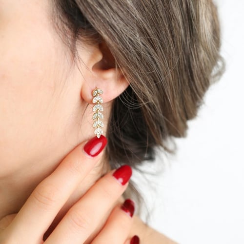 أقراط للمناسبات ذهبية على شكل ورق الشجر مرصع بالزي...