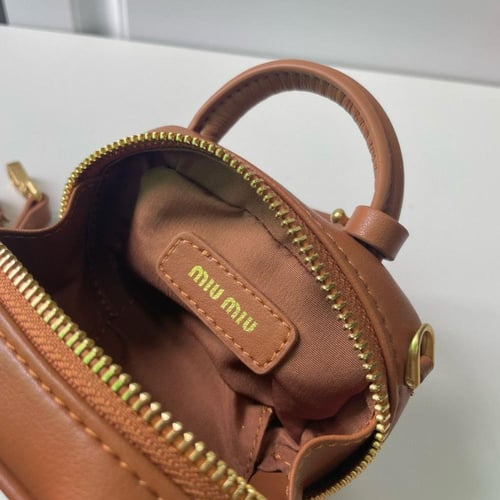 Miu miu تعليقة