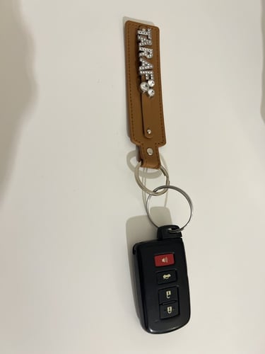 ميداليه شنطه اطفال او مفاتيح بالأسم مناسبه للأهداء