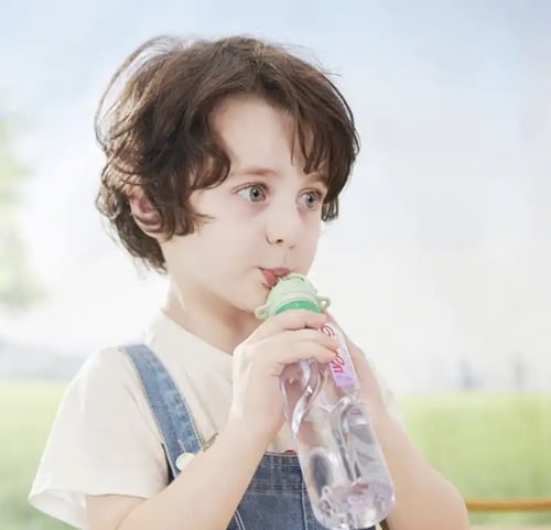 مزاز يركب على علب الماء والعصير