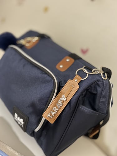 ميداليه شنطه اطفال او مفاتيح بالأسم مناسبه للأهداء