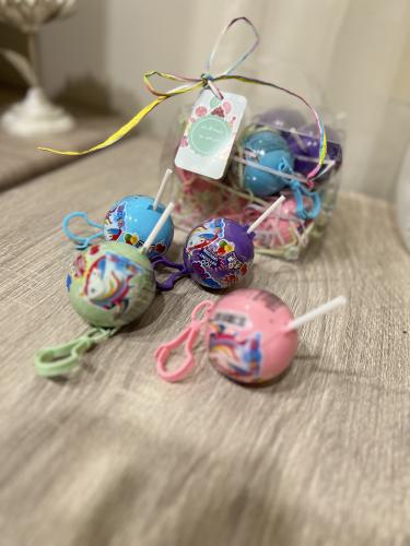 حلاوه بميداليه كره مع لعبه واستيكرات