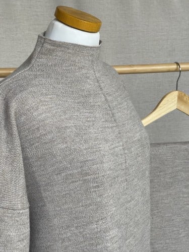 طقم تريكو بياقة مرتفعة