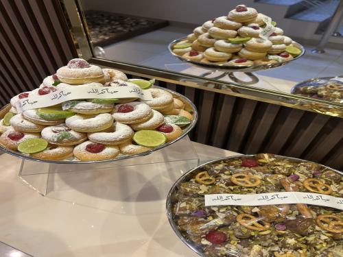 ٤ شرائح سكر للضيافة حجم وسط بعبارة من اختيارك