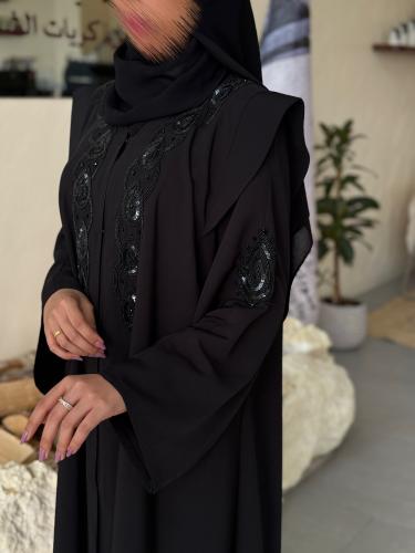 عباية بقماش انترت وشك انيق بالكتف والصدر