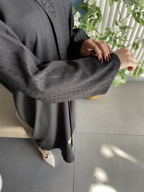 عباية الزهر كريب بتطريز ااسود انيق