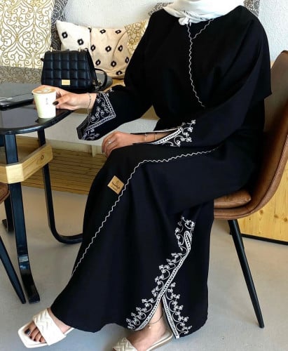 عباية كريب اسود بتطريز ابيض