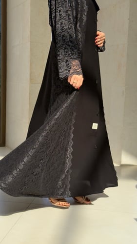 عباية بقماش ملكي ودانتيل مع ازار انيقه