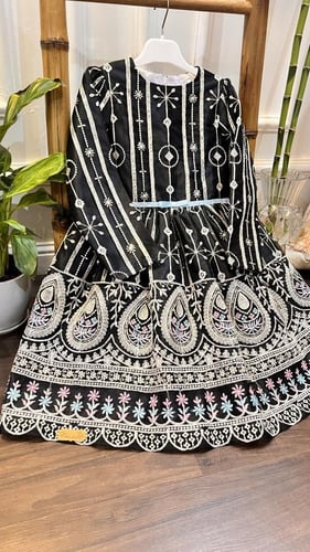 فستان المناسبات تطريز وشك