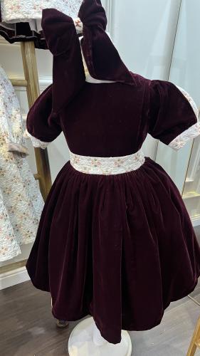 فستان مخمل عنابي مع مطرزات