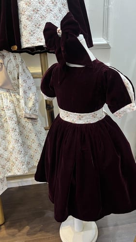 فستان مخمل عنابي مع مطرزات