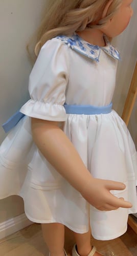 فستان ابيض بتطريز