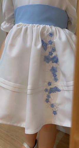 فستان ابيض بتطريز