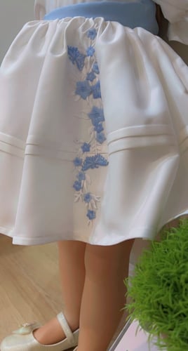 فستان ابيض بتطريز